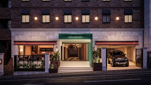 A multi-story hotel with a green entrance, a restaurant, and a music bar. - BASE LAYER HOTEL KOBE SANNOMIYA (Kobe)