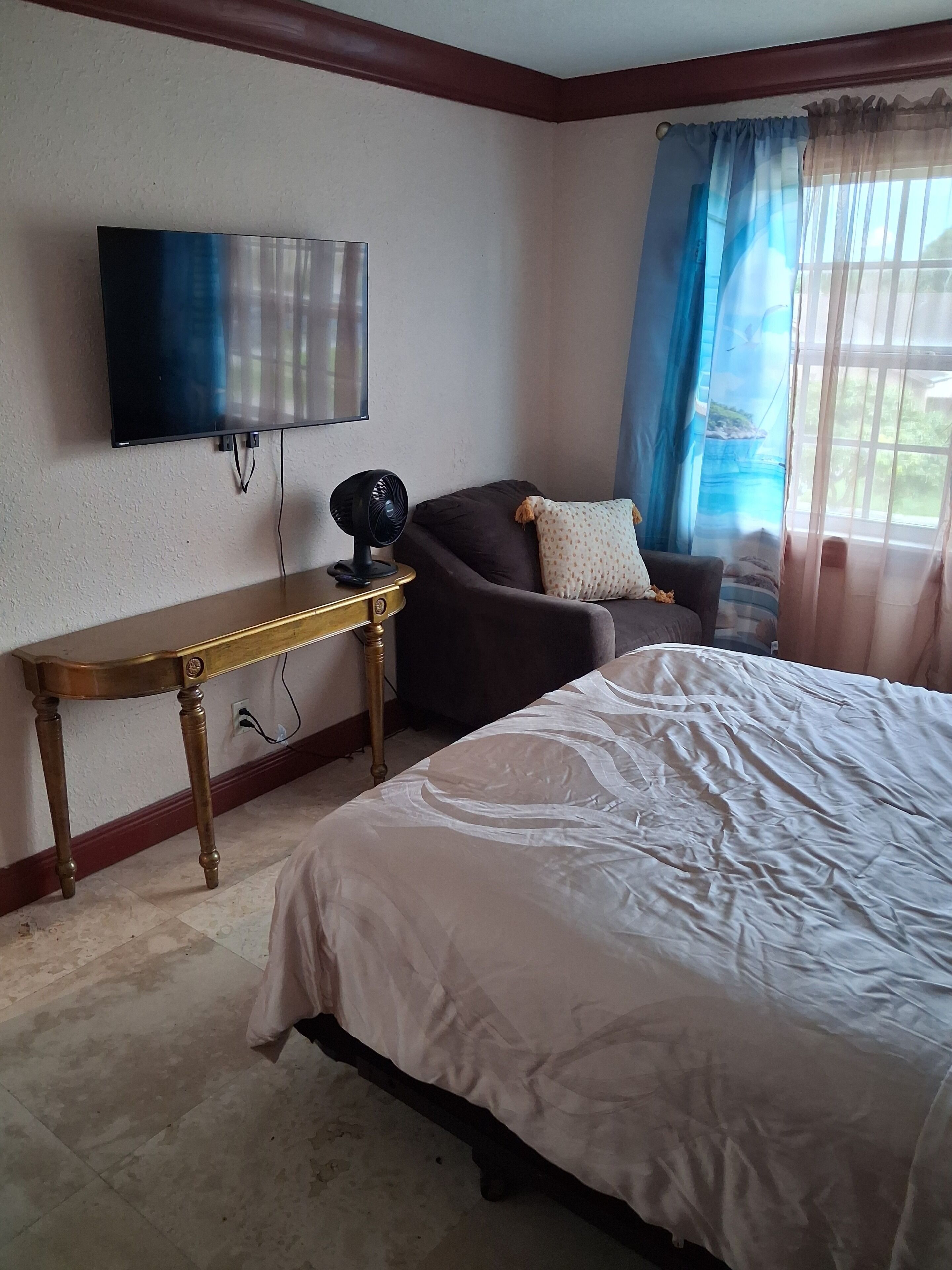 Iron/ironing board, internet, bed sheets