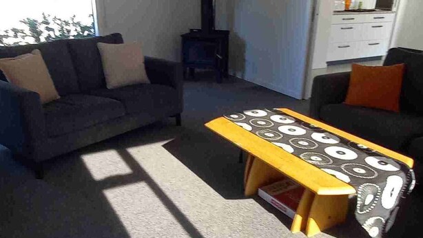 Un salon avec un canapé, une table basse et une cheminée.