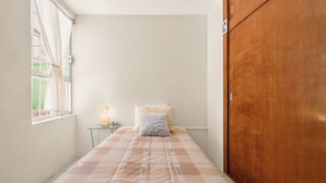 Comfort appartement | Verduisterende gordijnen, een strijkplank/strijkijzer, gratis wifi