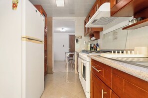 A kitchen with a refrigerator, stove, and cabinets. - Equipped apartment with parking 2 BR (Ciudad de México)