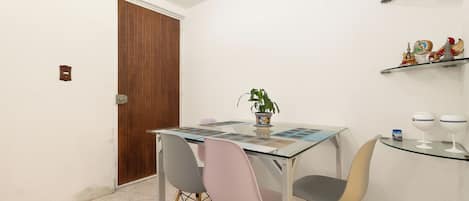 Comfort Apartment | Dining
