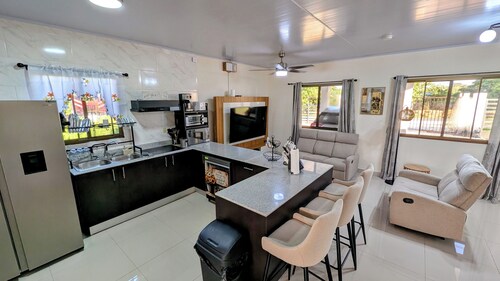 Villa Yisel - Modern House in Volcan