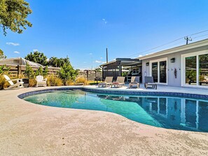 A modern house with a swimming pool, outdoor seating, and a covered patio area. - Sarasota Retreat | Heated Pool + Games (Sarasota)