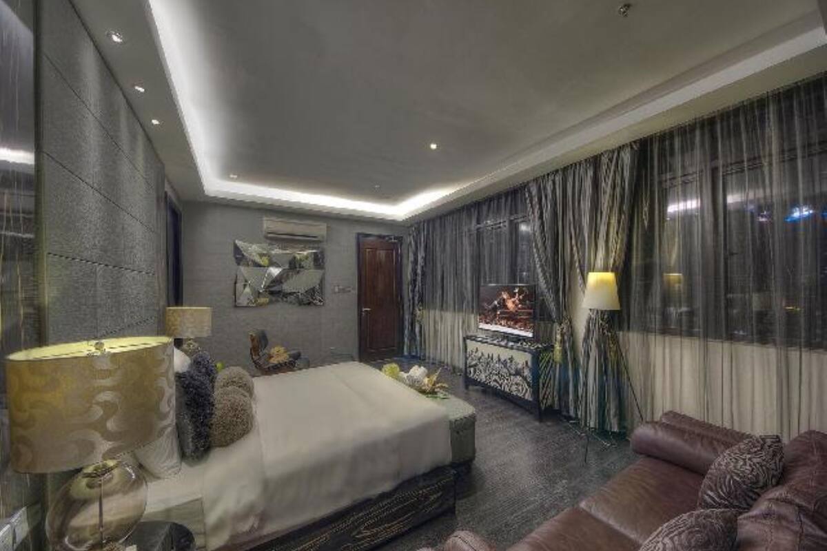 Luxury-Penthouse, Stadtblick (Suite) | Schreibtisch, laptopgeeigneter Arbeitsplatz, Bügeleisen/Bügelbrett