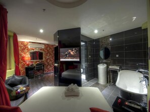 Superior-Suite, Stadtblick | Badezimmer | Dusche, Haartrockner, Handtücher, Seife
