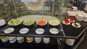 Tägliches Frühstücksbuffet gegen Gebühr