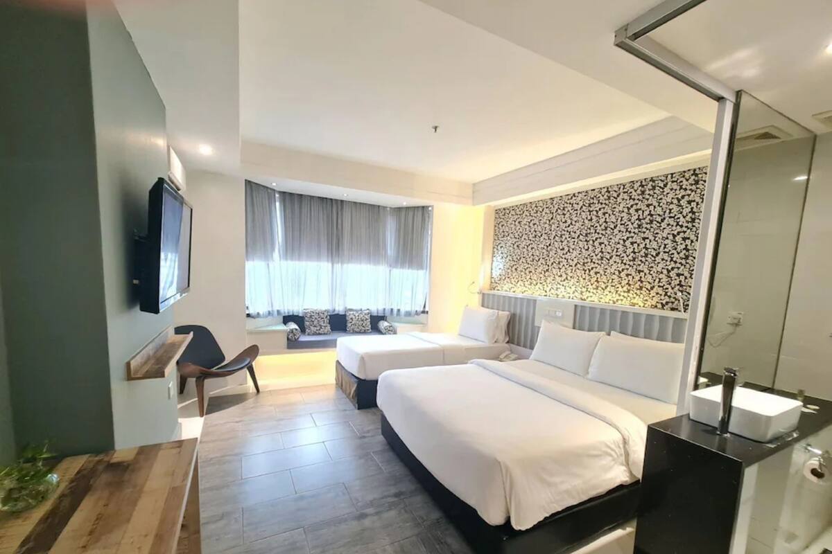 Deluxe-Dreibettzimmer, Stadtblick | Schreibtisch, laptopgeeigneter Arbeitsplatz, Bügeleisen/Bügelbrett