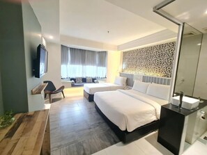 Deluxe-Dreibettzimmer, Stadtblick | Schreibtisch, laptopgeeigneter Arbeitsplatz, Bügeleisen/Bügelbrett