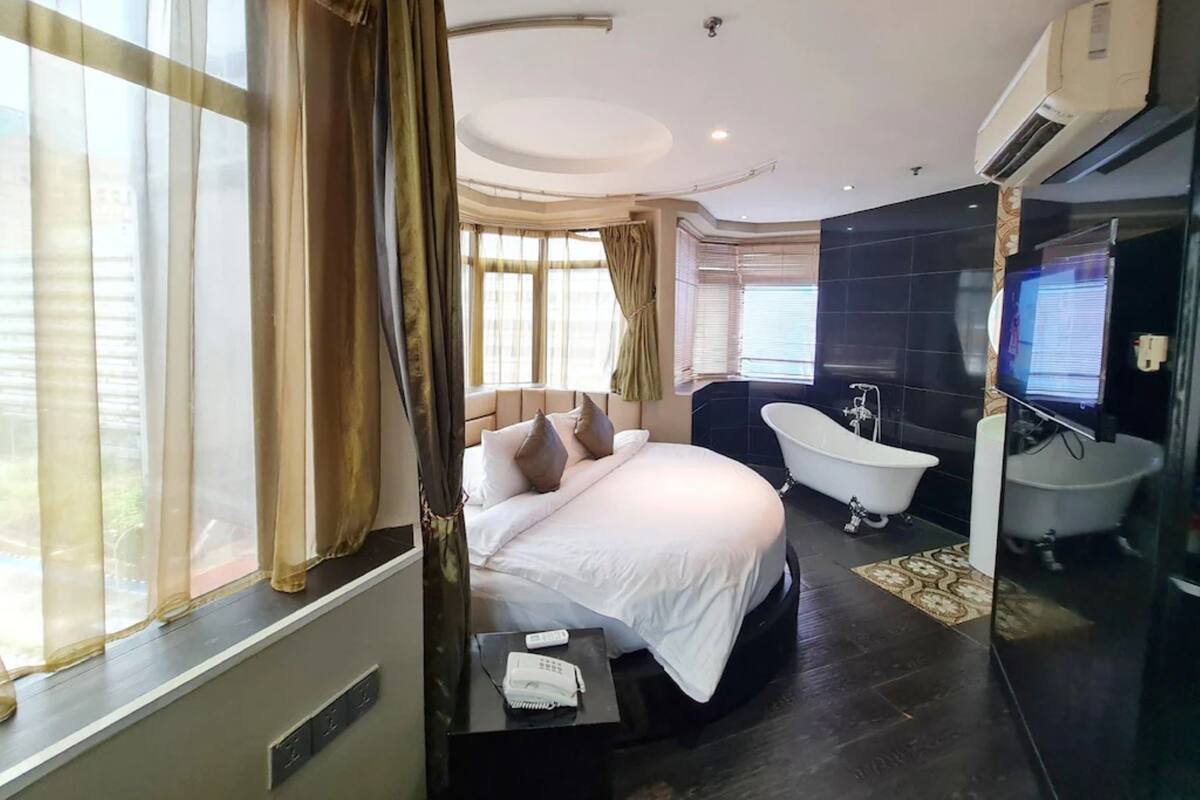 Deluxe-Suite, Stadtblick | Schreibtisch, laptopgeeigneter Arbeitsplatz, Bügeleisen/Bügelbrett