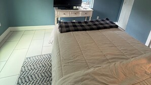 A bedroom with a bed, a television on a stand, a ceiling fan, and a window. -     Creekside Private Room & Bathroom  Fishing  Peaceful Retreat (Clute)
