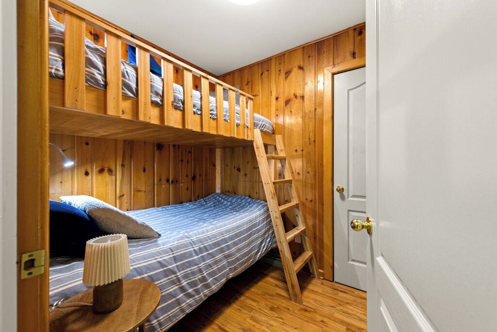 Iron/ironing board, WiFi (free), bed sheets