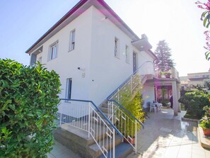 Un bâtiment à deux étages, avec un escalier menant à l’étage supérieur.