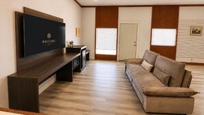 Superior Suite, City View | Ruang tamu