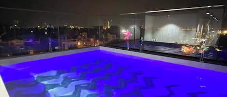 Swim-up bar