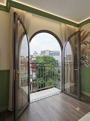 Junior Double or Twin Room, Balcony, City View | Pemandangan balkoni