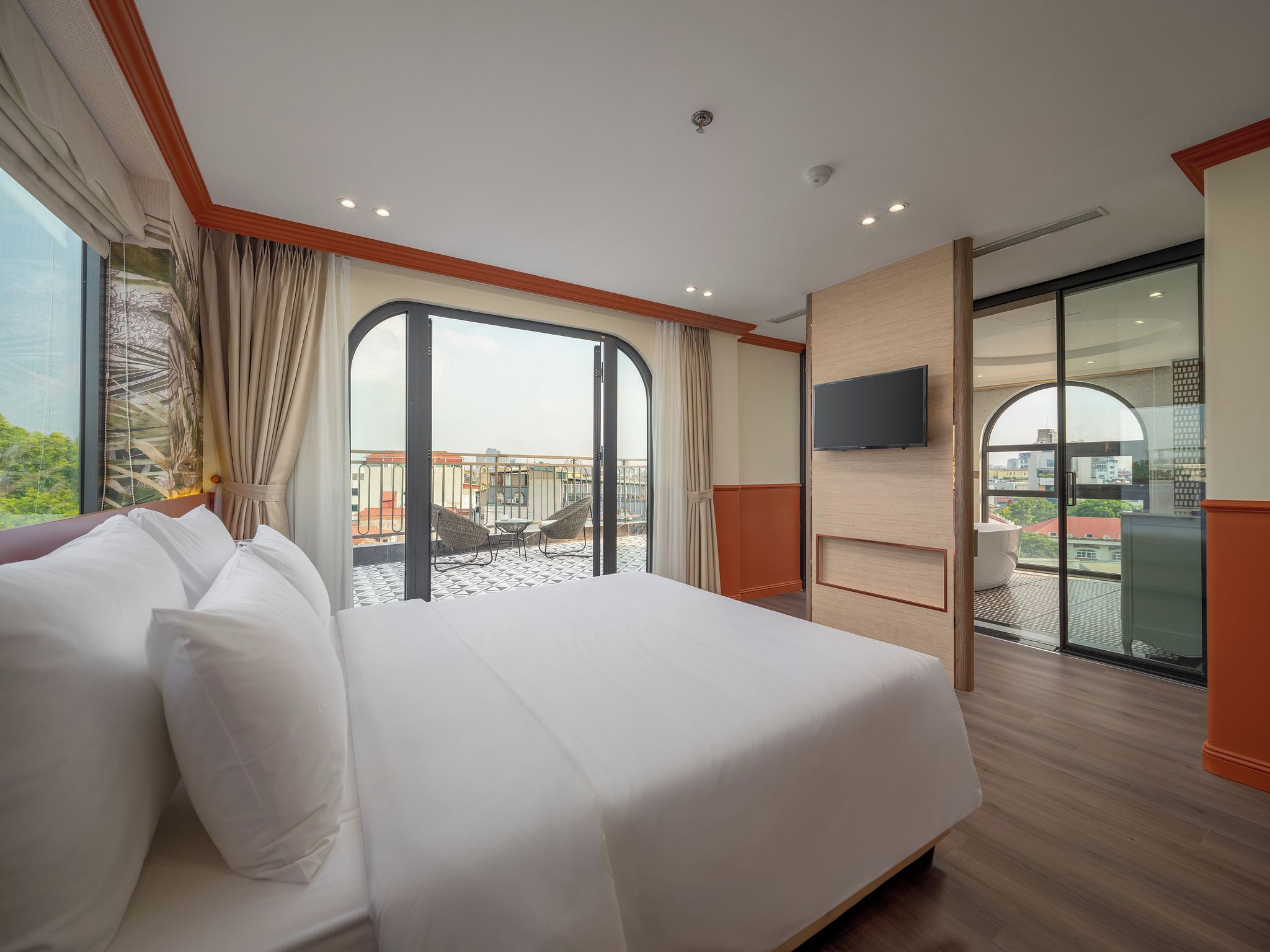 Suíte superluxo, sacada, vista para a cidade | Frigobar, escrivaninha, Wi-Fi de cortesia