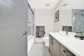 Haartrockner, Handtücher, Seife, Toilettenpapier