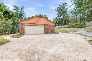 Property grounds - Spacious Killearn Estates Retreat 4BR • Expansive Backyard • Prime Location (Tallahassee)