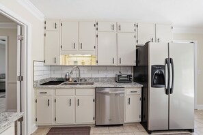 Private kitchen - Spacious Killearn Estates Retreat 4BR • Expansive Backyard • Prime Location (Tallahassee)