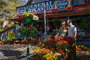 Fachada de una tienda con un letrero que indica 'General Mercantile', 'Grocery Hardware Deli'.