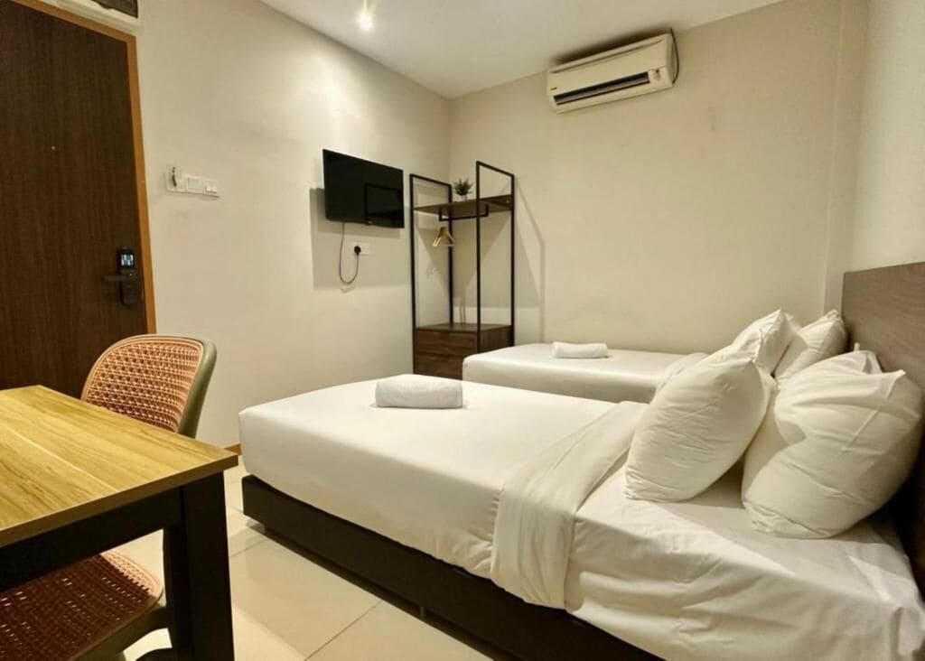 Standard Twin Room | Iron/ironing board (on request), WiFi (free)
