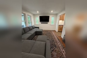 Living area - Sunapee Ski & Lake 3bd 2bath family friendly private patio hot tub 1 min to Mtn (Newbury)