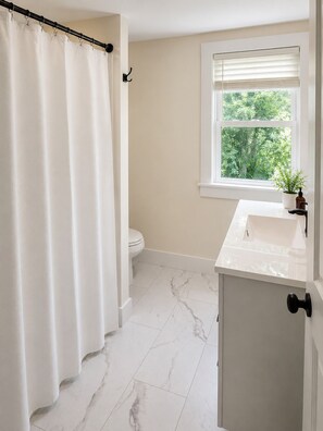 Bathroom - Sunapee Ski & Lake 3bd 2bath family friendly private patio hot tub 1 min to Mtn (Newbury)