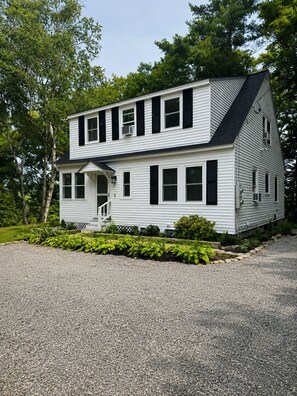 Exterior - Sunapee Ski & Lake 3bd 2bath family friendly private patio hot tub 1 min to Mtn (Newbury)