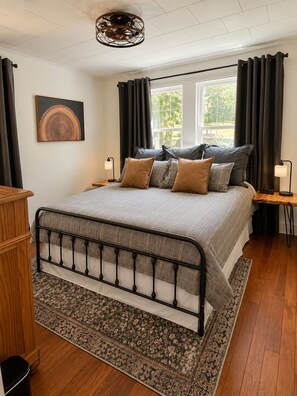 Room - Sunapee Ski & Lake 3bd 2bath family friendly private patio hot tub 1 min to Mtn (Newbury)