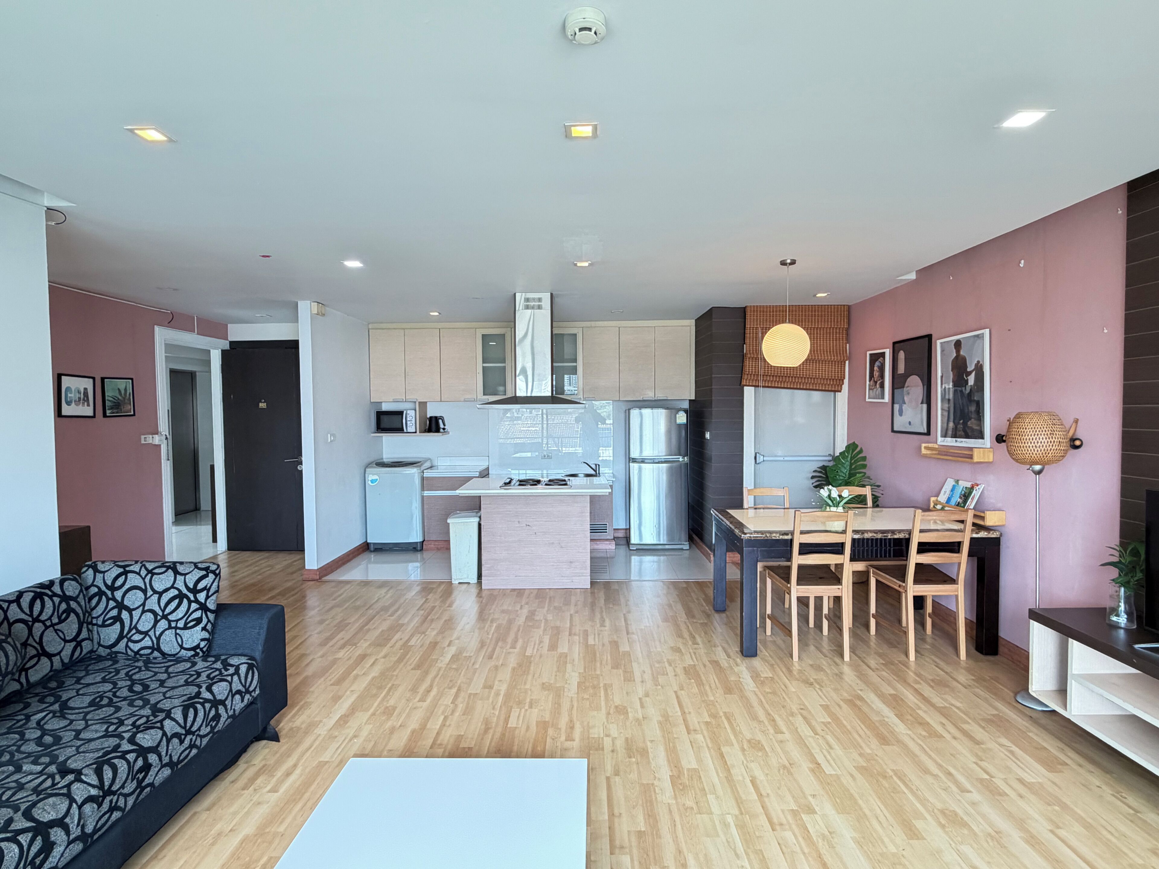 Un apartamento moderno con sala de estar, comedor y cocina.