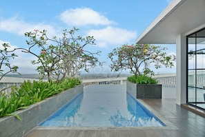 Ein Fernblick auf die Stadt vom Infinity-Pool aus.