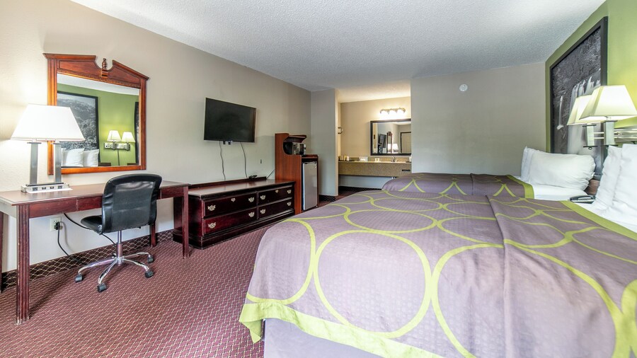 Eureka Springs indoor pool hotel