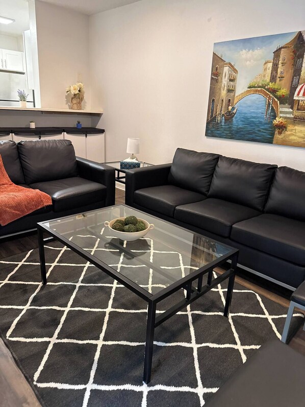 Living area - Mins 2 ,UF ,VA ,Airport ,UF Shands,HCA ,SanteFe U (Gainesville)
