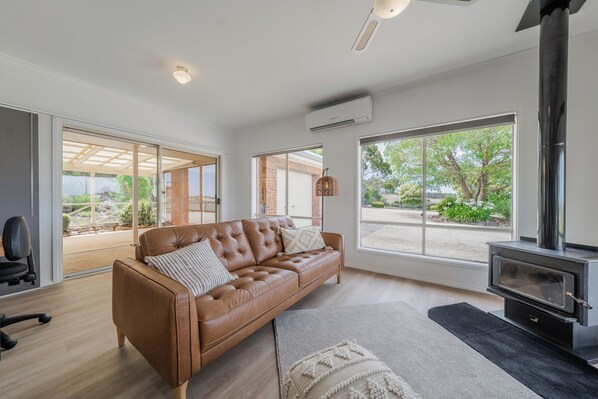 Living area - Adelaide Hills Country Paradise (Bugle Ranges)