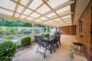 Outdoor dining - Adelaide Hills Country Paradise (Bugle Ranges)