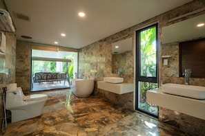 Luxury Villa, Balcony, City View | Bathroom | Slippers, towels, soap, shampoo - TT Home  (da nang)
