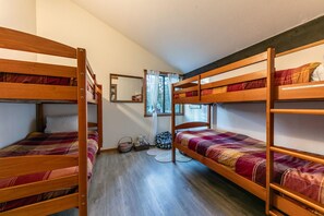 A dormitory room with bunk beds, a mirror, and a window with curtains. - Pinecone Paradise Chalet-Dog Friendly Walk to Lake (Carnelian Bay)