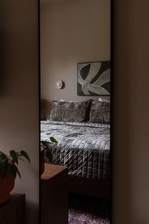 Tabla de planchar con plancha, wifi, ropa de cama