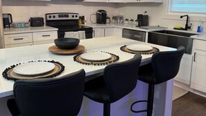 Cafetière/bouilloire, réfrigérateur, micro-ondes, four