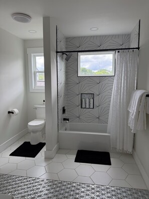 Shower, jetted bath, hair dryer, towels - Atlanta Retreat by Mercedes-Benz Stadium, GWCC, Aquarium & World of Coca-Cola (Atlanta)