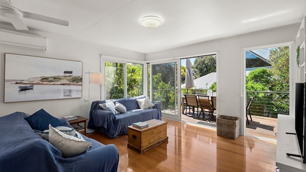 Living area - Behind the Dunes - Point Lonsdale (Point Lonsdale)