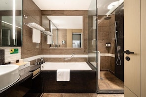 Deluxe Double or Twin Room, Mountain View | Bathroom | Slippers - Empark Grand Hotel Kunming (Kunming)