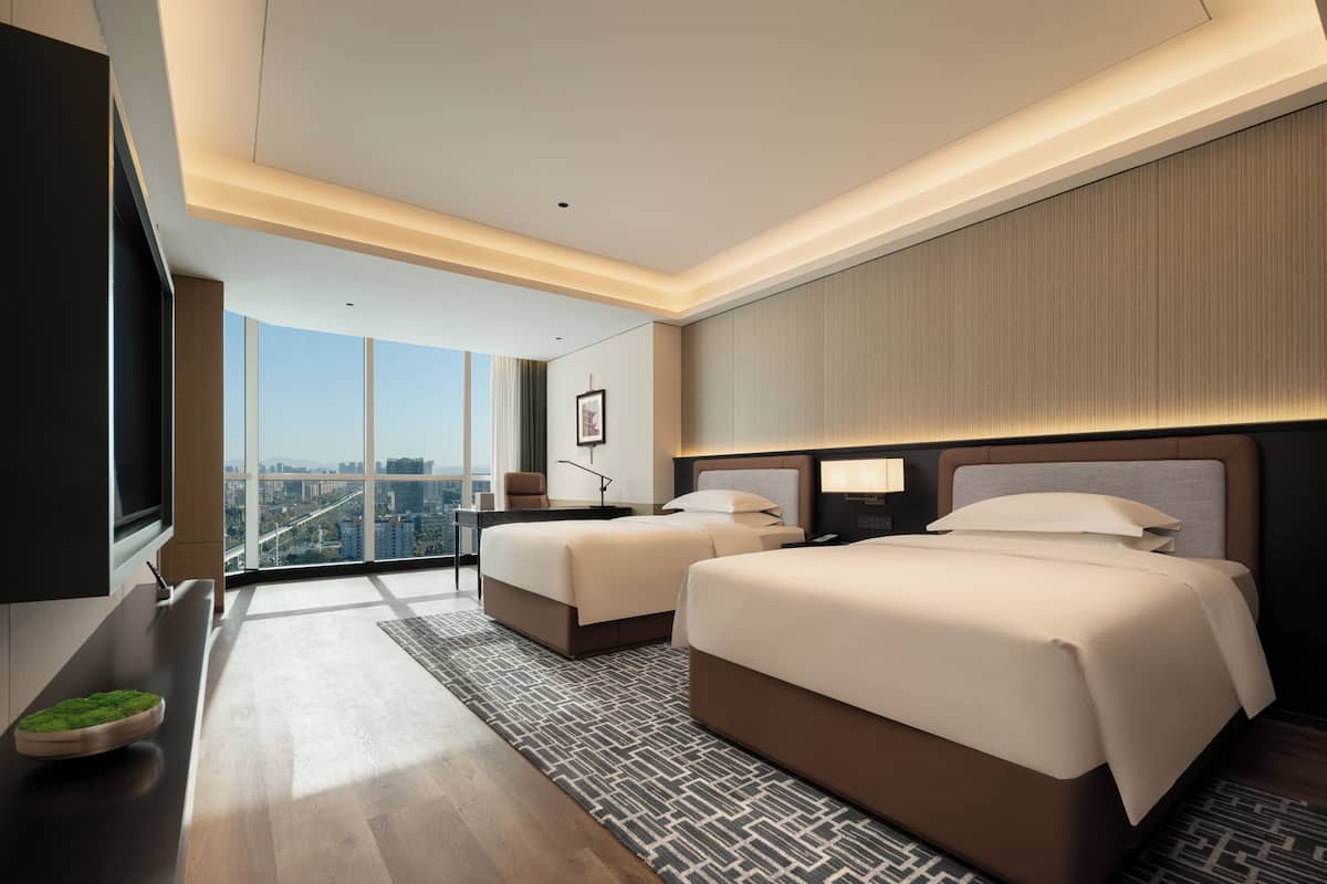 Habitación de lujo doble, vistas a la ciudad | Caja fuerte, escritorio, espacio para trabajar con un portátil
