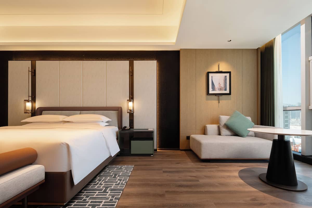 Suite Deluxe, vistas a la ciudad | Caja fuerte, escritorio, espacio para trabajar con un portátil