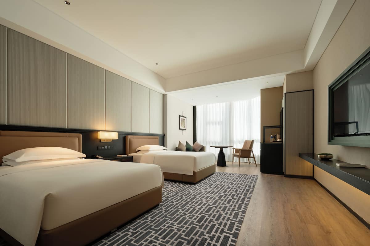 Habitación Deluxe doble, vistas a la ciudad | Caja fuerte, escritorio, espacio para trabajar con un portátil