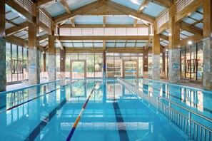 Una piscina cubierta, una piscina al aire libre