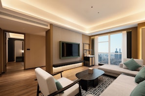 Suíte luxo, vista para a cidade | Área de estar