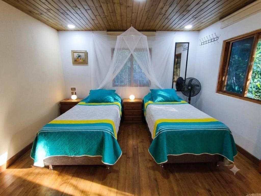 Habitación con 2 camas individuales, balcón | Wifi gratis 
