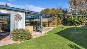 Il s’agit d’une propriété résidentielle dotée d’un patio couvert, d’un jardin clos et d’une pelouse.